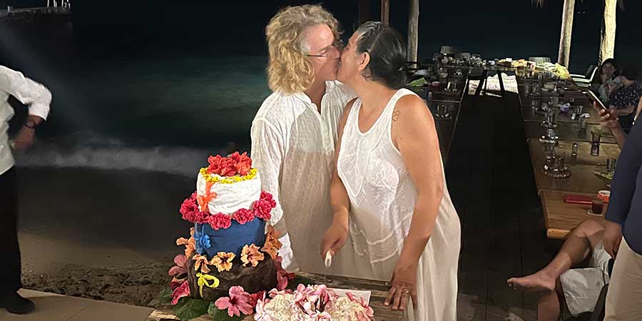 Cutting the cake at Yani & Leo's Wedding, Cozumel 2023